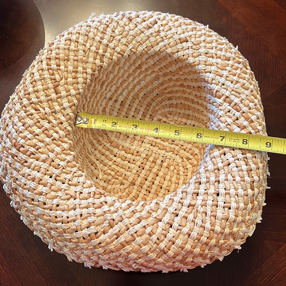 Gorgeous summer straw like hat with white flowers like new - Picture 15 of 17